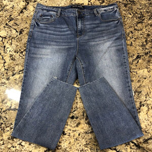 Size 14 W X 27” Design Lab Womens Jeans Tapered Leg Mid Rise Stretchy Cut Hem KH